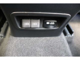 後部席へ乗車して携帯電話などを充電する時に前から配線を伸ばすとごちゃごちゃして邪魔になりがちですよね。そんな煩わしさを解消する後席側USBポート☆