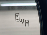 【ブラインドスポットモニター】走行中、ドアミラーの死角になりやすい箇所に後続車が接近するとサイドミラー付近に警告を表示、ドライバーに注意喚起をしてくれます。