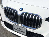 左右のキドニー・グリルの中心にはBMWのエンブレムが鎮座し、個性を放つデザイン性を兼ね備えました。