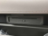 CDとDVDの再生デッキはグローブボックス内にあります。