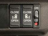 【両側パワースライドドア】両側がパワースライドドアになっており、運転席のスイッチやスマートキーでも開閉が可能です!開口部も広いので乗り降りも楽々♪