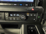 【オートエアコン】一度お好みの温度に設定すれば、車内の温度を検知し風量や温度を自動で調整。暑い&hellip;寒い&hellip;と何度もスイッチ操作をする必要はありません。快適な車内空間には必須の機能ですね♪