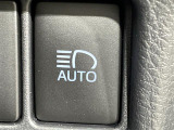 【オートマチックハイビーム】先行車や対向車などを検知して、ハイビームとロービームを自動的に切り替えてくれます!まわりのドライバーに眩しい思いをさせることなく、運転に集中しやすい視界を確保します。