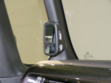 停車時や発進時、対向車とのすれ違いや路肩に寄せるときなど、車両左側前方を確認するときに役立ちます。