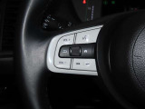 【ステアリングスイッチ】運転中に視線を前に向けたまま画面の操作できます。