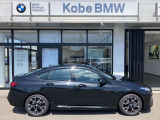 【BMWの伝統-3】BMWのお車は、&ldquo;駆け抜ける歓び&rdquo;を体現しております。走行の安定性とコーナリングの良さを追求し、思い通りにハンドルの操作可能です。