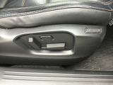 メモリー機能付きパワーシートです。細かいシートポジションの調整が可能になるのに加え4つのポジションのメモリーが可能になります。ご家族でご使用になる際にはとても便利です