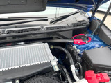 【STIタワーバー】お車の剛性を高めるタワーバーを装備。よりスムーズなコーナリング走行が可能となり、走りも楽しめます。