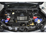 水平対向エンジンはピストンが左右に水平に動くためエンジン全体の背が低くなり、車両の重心が下がります。これにより、優れた旋回性能と走行安定性が実現します