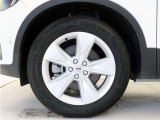 5スポーク7.5J&times;18インチシルバーアルミホイール。衝突回避・被害軽減ブレーキシステムをはじめとする先進安全・運転支援機能を標準装備。