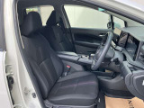 運転席まわりです。実際に座ってみて、乗り心地を体験してみてください。