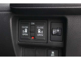 リアは両側パワースライドドアで開閉には運転席のスイッチ、もしくはスライドドアのドアハンドルを軽く引くだけで自動開閉します。