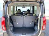 普段のお買い物や通勤、送迎等に十分な荷室スペースを確保しております。セカンドシートを倒すと、大きな荷物の積載も可能です♪