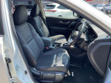 シートリフターは、運転席の座面を上下させて、体格に合わせて調整できる機能です。視界の確保やペダルの操作性、疲れにくさの向上に役に立ちます。