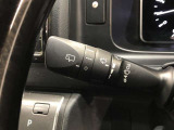ワイパースイッチです。「INT」では間欠ワイパーの作動時間間隔を変更できます。リヤワイパーも操作できます。