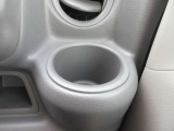 小物入れにもなるドリンクホルダーが両側付いて便利です