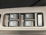 パワーウィンドのスイッチです。運転席に座りながら、助手席や後席の窓を開け閉めできるので大変便利ですよ。