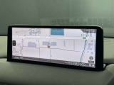 視認性に優れた大型ワイドディスプレイを採用した純正ナビゲーション。高精細な地図表示で自車位置や目的地までのルートを分かりやすく案内し、初めての場所でも安心してドライブを楽しめます。