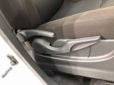 運転席シート座面は上下アジャスター付きです。お好みの位置に調整可能です。