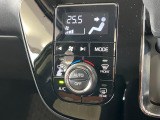 【オートエアコン】一度お好みの温度に設定すれば、車内の温度を検知し風量や温度を自動で調整。暑い&hellip;寒い&hellip;と何度もスイッチ操作をする必要はありません。快適な車内空間には必須の機能ですね♪