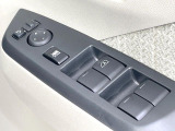 【電動格納ミラー】サイドミラーは電動格納式となっており、狭い駐車場でもキズがつくリスクを抑えられます。