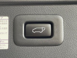 【パワーバックドア】スマートキーや運転席のボタンを押すだけでリアゲートが自動で開閉します!荷物を持っている時や、高い位置にあるバックドアを閉める際に便利な機能です♪