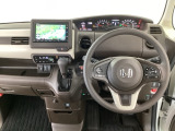 【ハンドル】運転にかかわる様々な操作を安全に行えるように視点移動が少なく操作性に配慮されたスイッチ類が凝縮されたコックピットです。