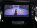 バックモニターで、後方を確認しながら安心して駐車することができます。※カメラが映し出す範囲は限られています。必ず車両周辺の安全を直接確認してください。