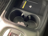 収納スペースや、ドリンクホルダーもついています。長距離ドライブで活躍する必需品ですね♪