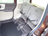 ◆チップアップ&ダイブダウン機構付【ULTR SEAT】は後席座面を左右分割で跳ね上げることができます。トランクで積載できない背の高い荷物をラクラク収納できます。ホンダ車ならではの人気装備です。