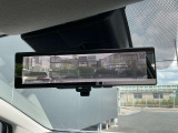 インテリジェントルームミラーが付いております。バックドアについてますカメラと連動して、後方の映像がルームミラーに映ります。
