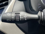 【オートワイパー(AUTO)】雨が降り出した時に、雨滴検出用センサー(レインセンサー)が雨滴を感知すると、自動でワイパーが動作します。