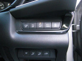 こちらのお車には先進安全装備が多数搭載されています。衝突被害を回避あるいは軽減するためのブレーキや、後方死角からの接近警報、車線逸脱を防止する警報装置など、詳しくはスタッフまでお尋ねください。