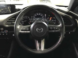ご覧のようにステアリングスイッチが付いており、ハンドルから手を離さずに簡単なオーディオ操作が容易にできます☆