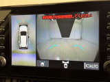 パノラミックビューモニターを装備。駐車場や交差点でクルマを真上から見るように周囲を確認できます。機能の詳細は販売店スタッフまでおたずねください。