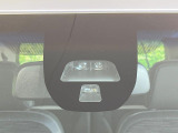 【シティブレーキアクティブシステム】低速走行中に前方の車両等を認識し、衝突しそうな時は警報とブレーキで衝突回避と被害軽減をアシスト。より安全にドライブをお楽しみいただけます。
