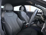 クオリティの高いシートを採用するのは、Audiのクルマづくりの哲学のひとつです。特に座り心地が重要です。体の大きなドイツ人が座っても頑丈な耐久性があります。。しかも肌触りも良く高級家具のようです。