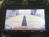 ディスプレイに後方の視界を表示し、車庫入れをサポート「距離目安線」「車幅延長線」およびステアリング操作に連動する「予想進路線」を画面に表示します。※必ず車両周辺の安全を直接確認してください。
