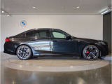 【BMWの伝統-3】BMWのお車は、&ldquo;駆け抜ける歓び&rdquo;を体現しております。走行の安定性とコーナリングの良さを追求し、思い通りにハンドルの操作可能です。