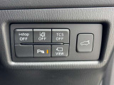 運転席右下にはアイドリングストップOFFやパーキングセンサー、ビューモニターの切り替え、パワーリフトゲートの開閉など、各種機能のスイッチが使いやすくまとめられています。