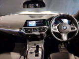 BMWの運転席はドライバーオリエンテッドという構造を採用。ドライバー目線の操作がしやすい設計になっており、ドライブ中にも目線の移動が少なく運転中にも簡単に操作ができます。