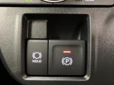 【電動パーキングブレーキ+オートブレーキホールド機能】 指先だけで簡単に操作が可能なパーキングブレーキ、スイッチを押すとブレーキペダルから足を離してもブレーキを保持できるオートブレーキホールド搭載。