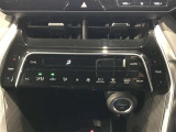 オートエアコン付きで、車内を快適な温度に自動調整します。