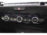 フルオートエアコンを装備。車内の温度設定だけでなくPM2.5にも対応した高性能集塵フィルターも装備しており車内はいつも快適空間♪
