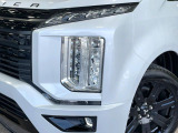 【LEDヘッドライト】悪天候や夜間走行時も良好な視界を確保し安心して運転できる高輝度LEDヘッドライトを装備!点灯速度が早く、消費電力も抑えられています。