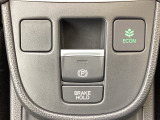 スマートな電子制御式パーキングブレーキに加え、渋滞時などでブレーキペダルから足を離しても停車を維持するオートブレーキホールド機能により、運転がより快適になります。