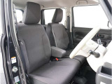 【清潔感のある運転席&助手席】隅々までクリーニングの行き届いた運転席&助手席。目立ったシミや汚れ等もございません。快適なドライブをどうぞ。