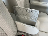 【フロントセンターアームレスト(ボックス付き)】運転席と助手席の間には、小物が収納できるボックス付のアームレストが装備!必要な物をぱっと取り出せて車内もスッキリです♪