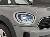 個性的な多角形デザインのLEDヘッドライトが、フロントフェイスに存在感をプラス。