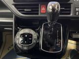 オートエアコン♪お好みの温度に設定するだけで車内を快適空間にしてくれますよ♪